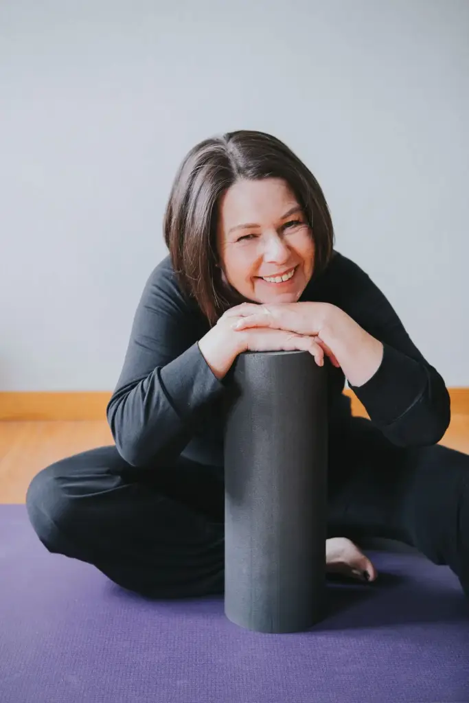 June Morris Faszien Yoga mit Softx Faszien Rolle