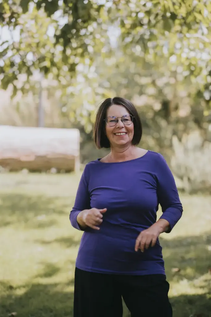 June Morris übt Hormonyoga auf der Startseite